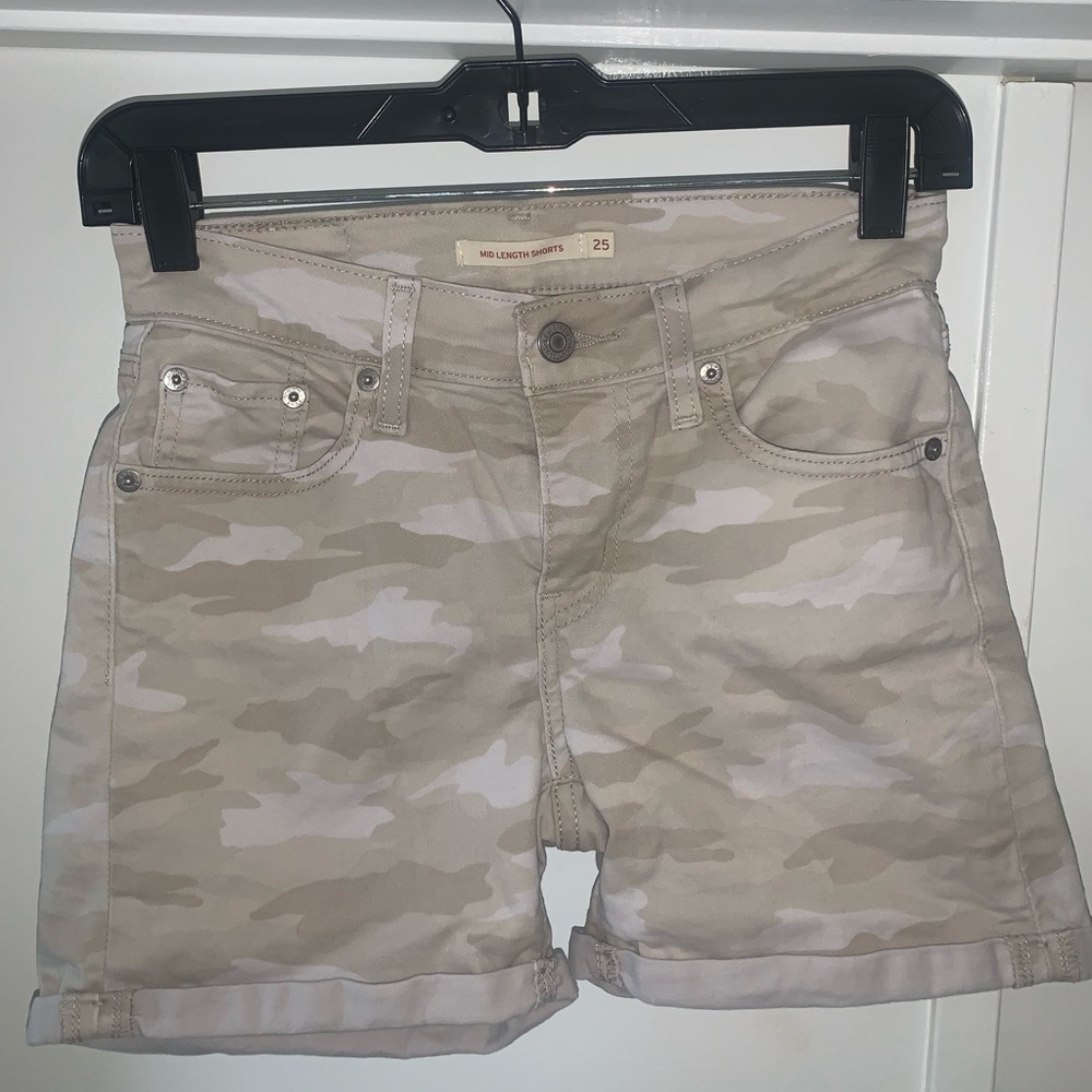 Levi’a mid length camouflage beige shorts